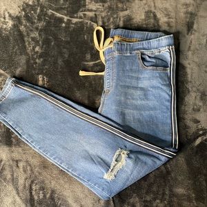 I adore these jeans, they’re very comfortable and I love the drawstring detail.